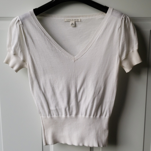 Banana Republic v-neck short sleeved sweater - Picture 2 of 10